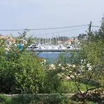 Apartment Apartments By The Sea Lukoran *
