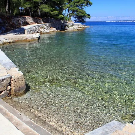 Apartment Apartments By The Sea Lukoran Lukoran